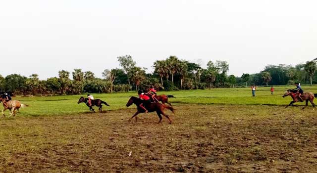 নড়াইলে ঐতিহ্যবাহী ঘোড়দৌড়