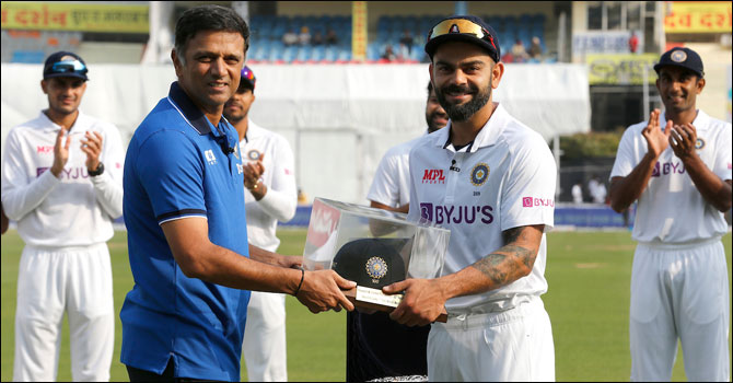 স্বপ্নের নায়কের কাছ থেকে শততম টেস্টের ক্যাপ পেলেন কোহলি