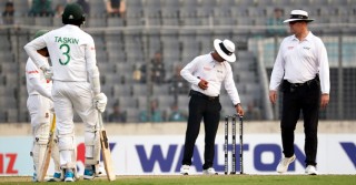Bangladesh suffer one more batting collapse against India