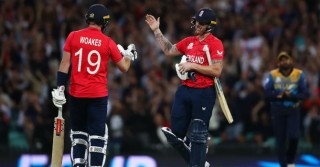 Stokes pulls England into semis, Australia eliminated