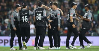 New Zealand thrash Australia in World Cup
