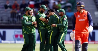 Pakistan thrush Netherlands to keep dream alive