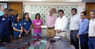 BCB hands over the promised Tk 50 lakh to women footballers