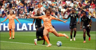 Netherlands tame South Africa to set up Spain World Cup clash