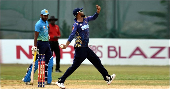 Mashrafe turns spinner  