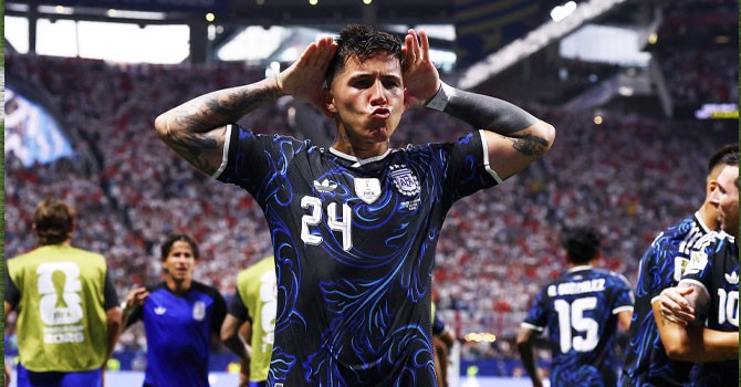 Argentina beat England 2-1 to reach World Cup final